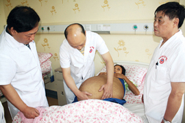 貴州の女性、腹部の６５キロ巨大腫瘍を摘出