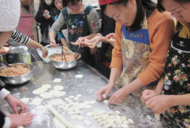 まもなく帰国する中国人研修生、水餃子作りで感謝の意を表す