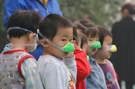 北京市の幼稚園、幼児に“防スモッグ用鼻マスク”を装着
