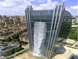 １００メートルの高層ビルに人口滝が出現ー貴州省貴陽市
