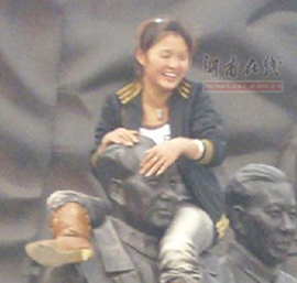 毛沢東像に乗った女性、大後悔