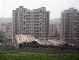 上海で建設中のビルが倒壊