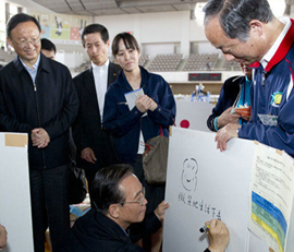 温家宝が日本被災地区を訪問、スマイルを書いて被災者を励ます