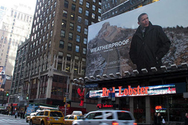 新華社の大型広告スクリーンがニューヨークのタイムズスクェアを照らす