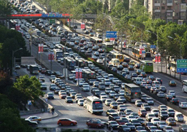 中国の自動車保有数が初めて億を突破。私用車は月１００万台近く増加
