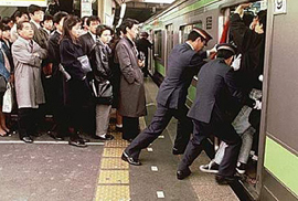 重慶の地下鉄が｢押し屋補助員｣を配置