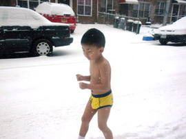 「鷹パパ」、４歳の息子を雪の中裸でランニングさせトレーニング