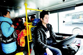 武漢市で最もイケメンのバス運転手