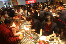 山東省済南市の貴金属店が値下げし、１万人が争って購入