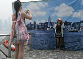 香港の大気汚染が深刻に。観光客はやむなく「偽の青空」と一緒に撮影