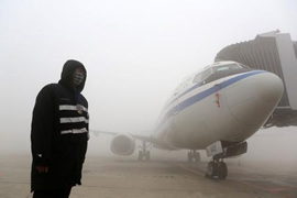 旅客機が北京の深刻なスモッグのせいで着陸できず、危うく航空事故に