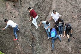 杭州の景勝地が人で込み合い、観光客が危険を冒し崖をよじ登って近道