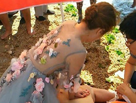 “最も美しい花嫁”ウェデンングドレス姿で人を救う