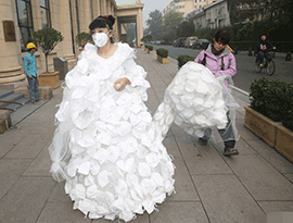 芸術家が「マスクのウェディングドレス」で登場。社会に向け環境保護を提唱