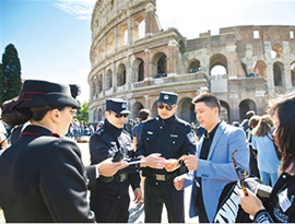 中国人警察官がローマとミラノをパトロール