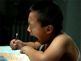 可愛そうな中国の子供！毎日宿題が３時間