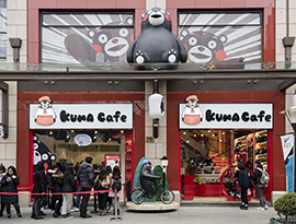 中国初の「くまモンカフェ」がオープン。多くのファンが店の前で長蛇の列を作る
