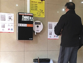「顔認識システム電動ペーパーホルダー」、北京の公共トイレに現る