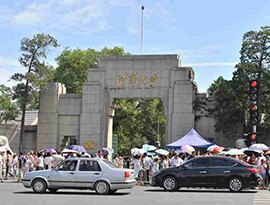 清華大学、北京大学が観光客で超満員に