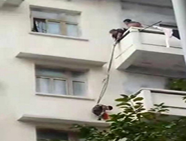 老人が高層ビルから孫を吊って猫を助ける。ネットユーザーは呆然