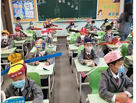 杭州市の小学校、ソーシャルディスタンスの取り組みに「１メートル帽子」着用