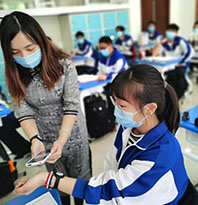 北京の中・高３年生、「検温ブレスレツト」をはめて授業を再開