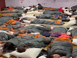 上海の小学校が閉鎖、生徒は教室の床で就寝